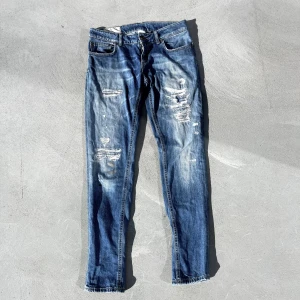 Dondup jeans - Tja! Säljer nu dessa feta Dondup jeans i storlek 29. Jeansen är i bra sick förutom en liten fläck på knät (går att tvätta). Bara att höra av sig om man har några funderingar 🙌