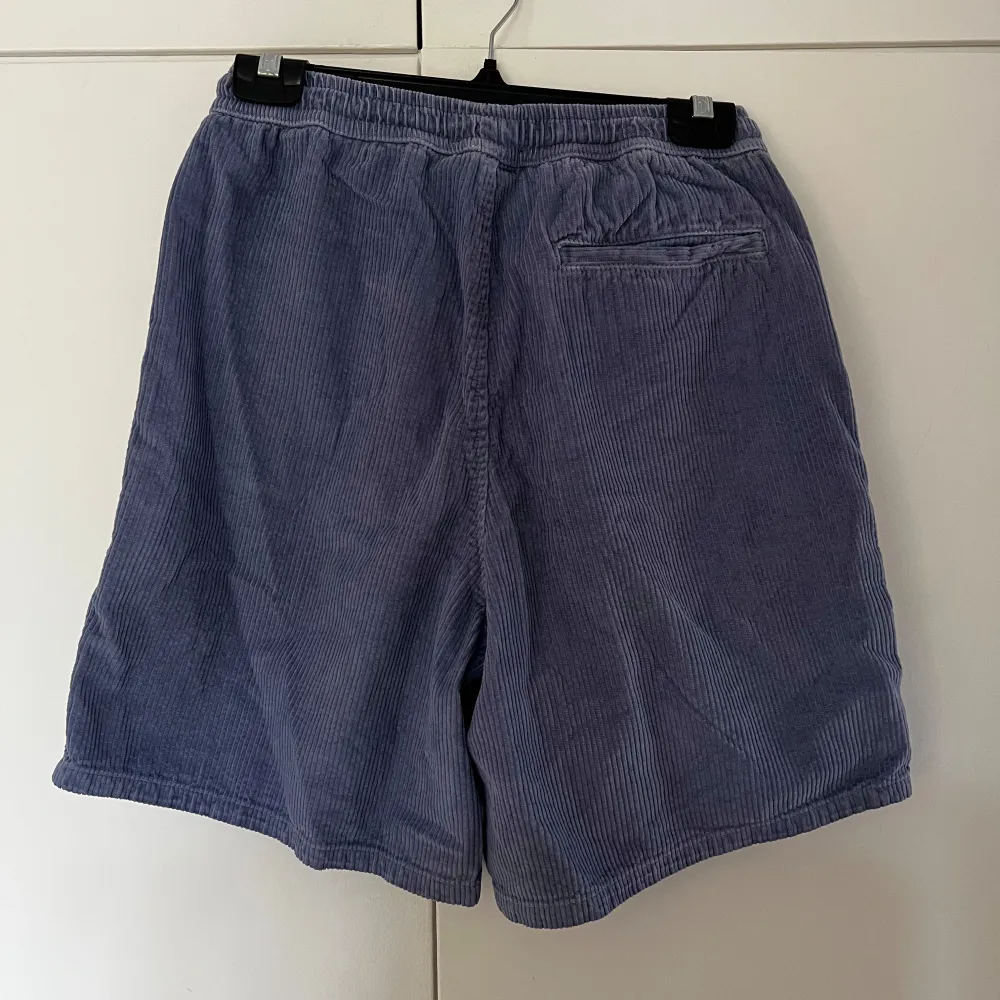 Storlek S - loose fit  Asos Blå Manchester Shorts Ej använda. Shorts.