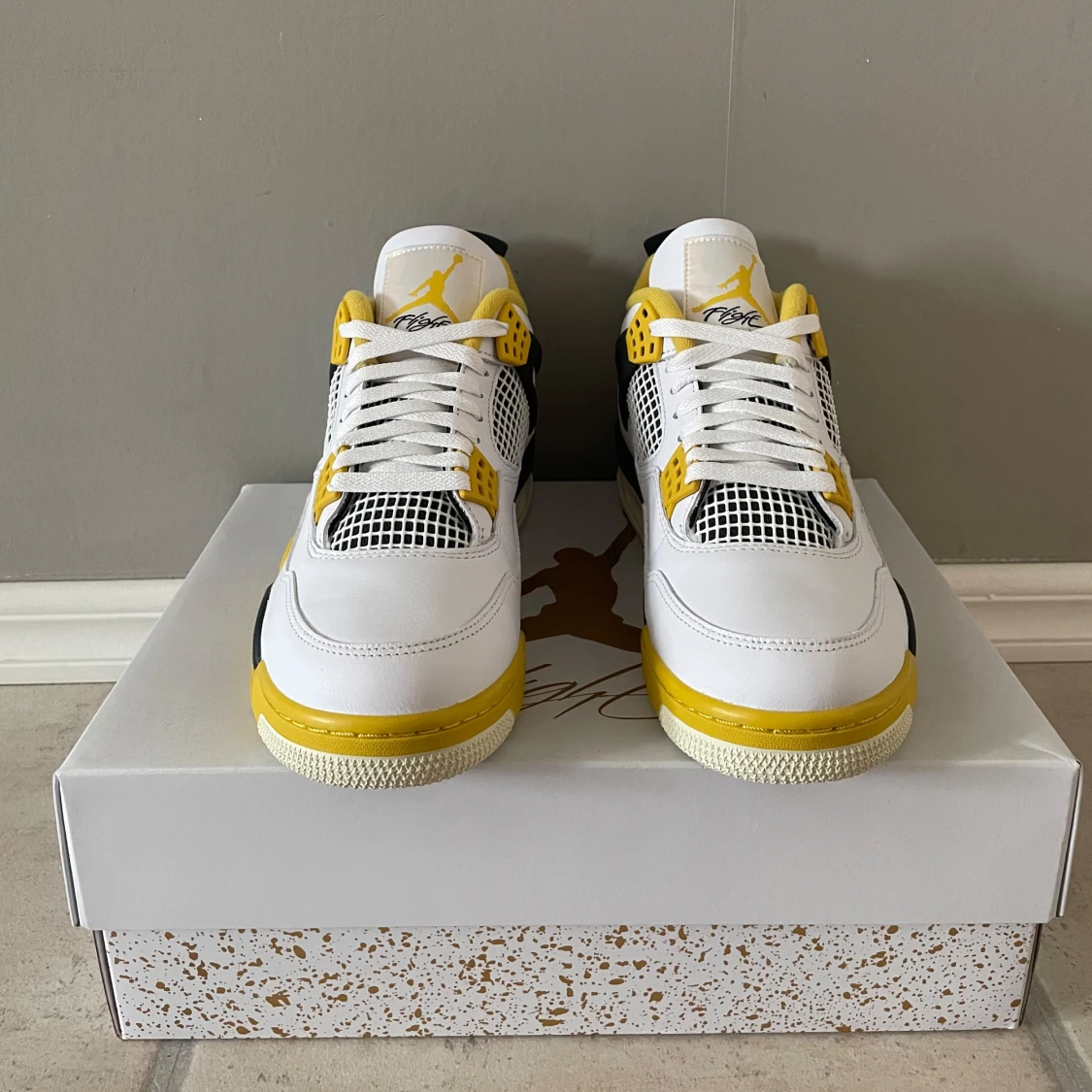 Jordan 4 vivid sulfur  - 90