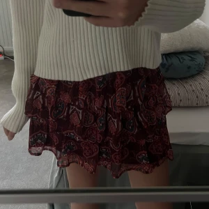 Snygg kjol från Lindex💖 - Säljer denna gulliga kjol från Lindex i storlek 146/152 då den inte kommer till användning💞 Materialet är väldigt stretchig så skulle säga att det passar strl s/m också!! Den är inte använd många gånger så den är i super fint skick!!❣️