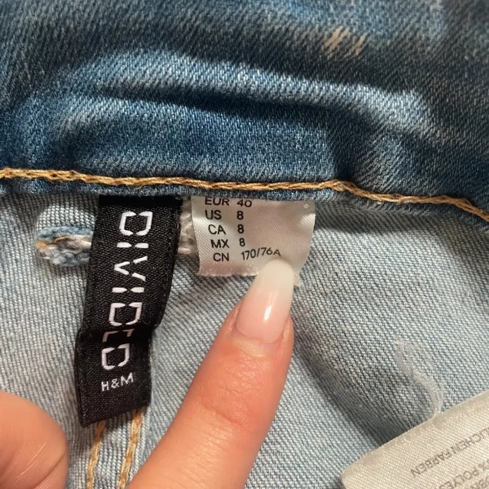 Ljusblåa trendiga hm jeans!! Så fina men tyvärr lite förstora på mig 💗. Farkut & Housut.