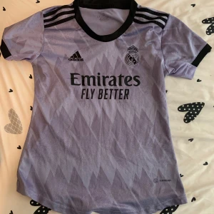 Lila Real Madrid Matchtröja - Lila Real Madrid matchtröja i storlek S med smalplattform. Kvinna S. 