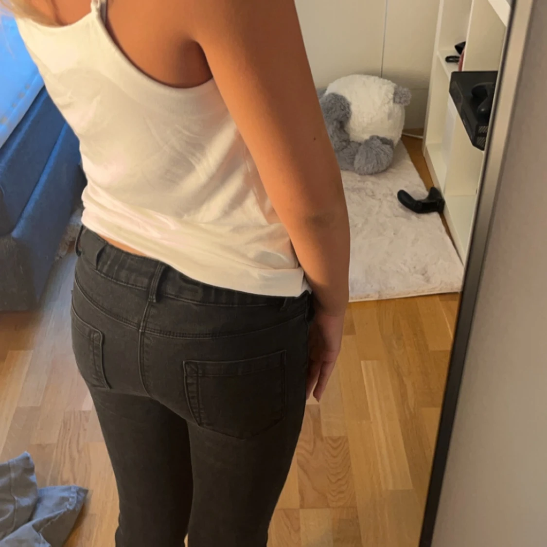 Jag säljer dessa svarta bootcut jeans för att de passar inte mig längre. Byxorna är ifrån ONLY i storlek 152/ 12 åring. Jeansen är i bra skick och och inte alls slitna - 90