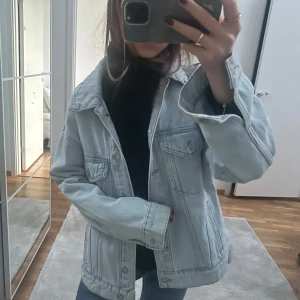 Jeansjacka - Ljusblå jeansjacka från Mango. Använd fåtal gånger så bra skick:)