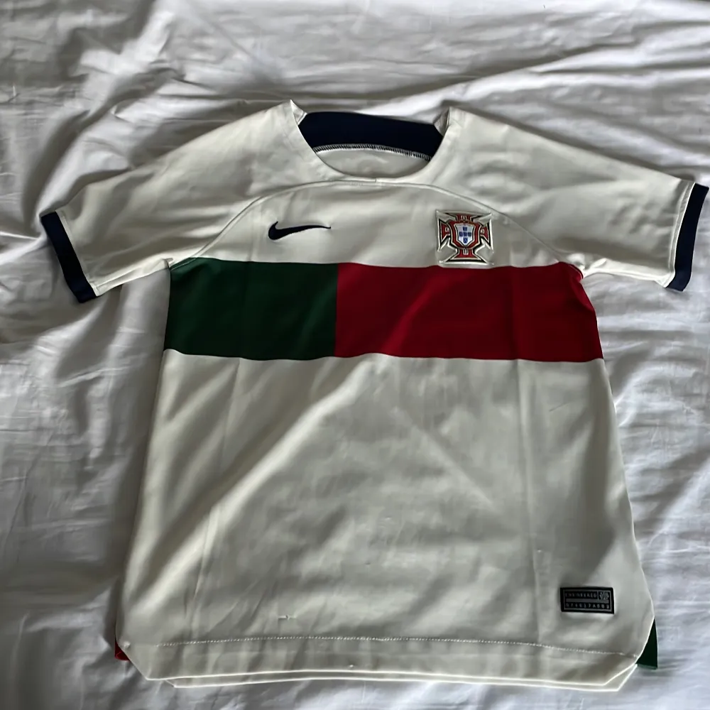 Tjena! Säljer en Portugal tröja från vm 2022. Den är i storlek S och är använd ett antal gånger och den är i bra skick!  Pris kan alltid diskuteras 🤝. T-shirts.