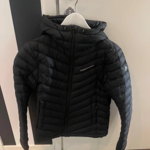 Peak performance jacka  - Säljer en peak performance jacka . Som är lite tunnare. Storlek S