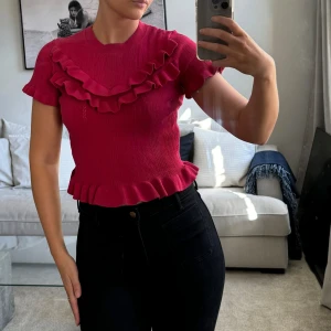 & Other stories tröja  - Tröja från & Other stories med volanger. Kort i modeller, står M på lappen men skulle snarare säga S. 