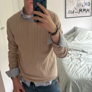 Cashmere blend tröja  - Snygg beige cashmere tröja, perfekt till hösten. Oanvänd och i bra skick. Passar på mig som är 181 cm och 67kg. Ej säker om storleken men den är ungefär S-M. Priset är ej huggit i sten. Skriv privat om ni har några funderingar.