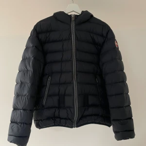 Colmar jacka - Säljer en snygg colmar jacka som är perfekt för kyliga eller kalla dagar. Snygg som tusan. Dma för frågor. Jag accepterar byten!