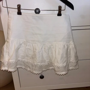 Kort kjol - En superfin kort vit volangkjol ifrån zara, säljer pågrund av att den inte används. Använd två ggr och är därmed i nyskick. Priset kan diskuteras💗