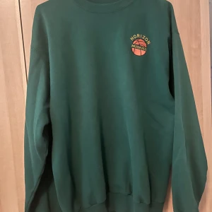 Snygg grön sweatshirt! - Färg:grön Storlek:M Pris:150ke+frakt 