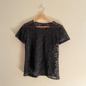 Spetstopp - Så fin tshirt i spets köpt secondhand💞Finns inga lappar i men skulle säga att den sitter som m typ.