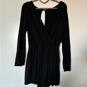 Svart byxdress - Säljer en svart byxdress med långa ärmar. Perfekt för festliga tillfällen eller en kväll ute. 