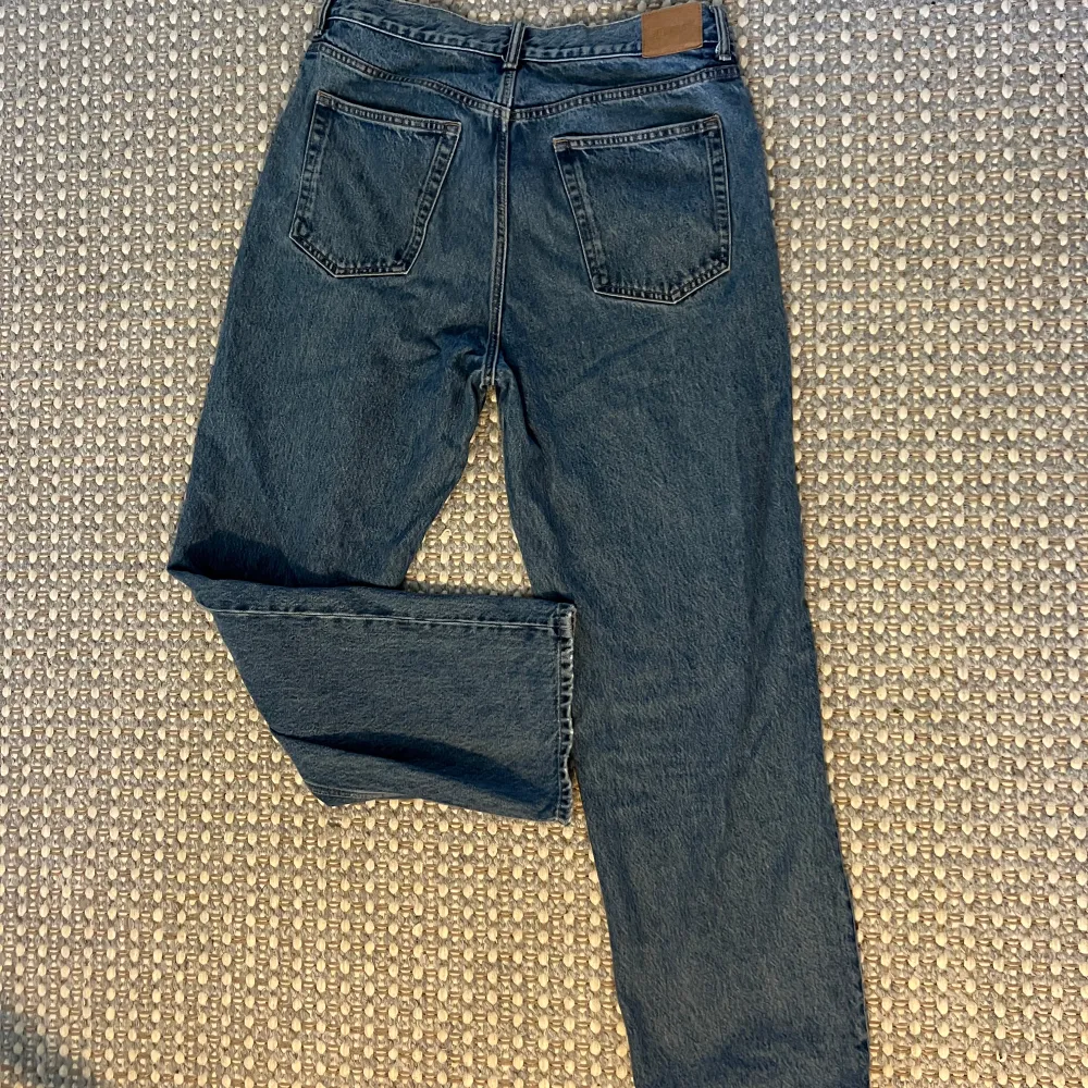 Snygga enkla galaxy weekdayjeans i blått, storlek 32/32. Köptes men användes aldrig riktigt pga prioritering på andra jeans. Köptes nya för 600kr och säljs nu billigt. Ställ gärna frågor.. . Jeans & Byxor.