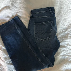 Replay jeans - Helt oanvända Replay Jeans i modell Anbass i storlek W32 L32. Sitter slim fit på mig som är 187 och väger 70kg! Köpta för 1499 och pris ej hugget i sten så kom med förslag!