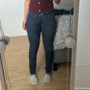 Lågmidjade levi’s jeans - Ett par superfina lågmidjade levis jeans. Är i bra skick och snålt använda då de är ganska små för mig. Modellen är ganska gammal. Om man vill kan man nog sy om dem så att de blir bootcut. (Har ett par liknande uppe, kan sälja båda för 400) 