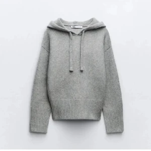 Zara stickad hoodie - Säljer denna slutsålda zara hoodien som aldrig kommit till andvändning💕 priset kan diskuteras vid snabb affär 