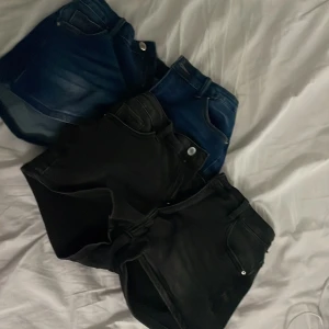 2 par shorts - Ett par blå shorts och ett par svarta