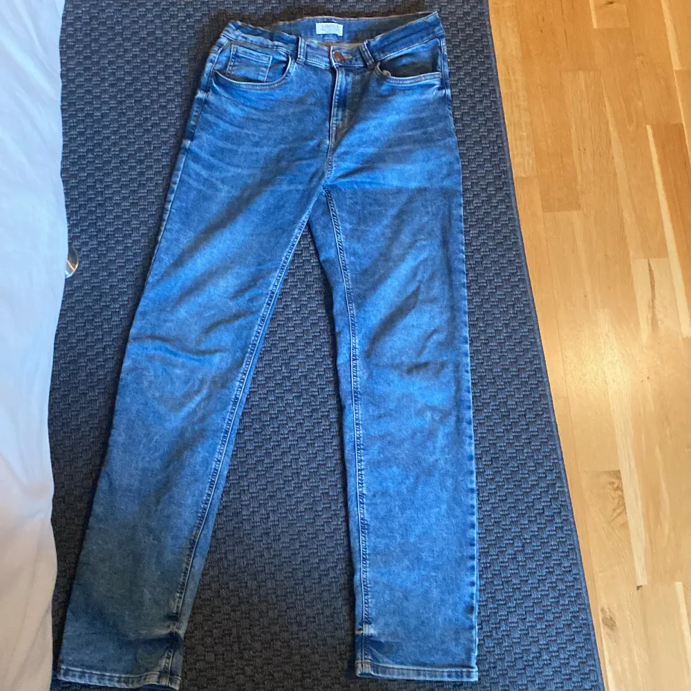 Tjena säljer dessa jeans använt skick. Jag är 180 och passar väldigt bra. Hör av er vid frågor. Jeans & Byxor.