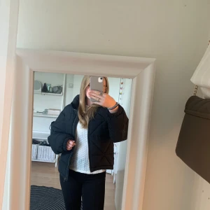 Jätteskön svart vinterjacka    - En tjock svart jacka med krage, två fickor utan dragkedja. Den är i storlek S. Köpte den för 500 kr. Jag säljer den pga ingen användning efter att ha använt den en vinter, men den är i jättebra skick😊