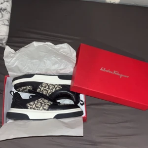 FERRAGAMO SKOR❤️🖤 - Strl 44, använda men i bra skick. 