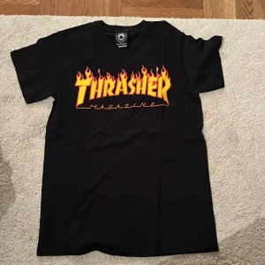Thrasher - Säljer min gammal Thrasher t-shirt. Är sparsamt använd och är i bra kondition. Hör av er om ni har några frågor.