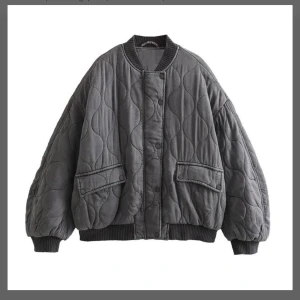 Zara jacka  - Säljer min super fina zara jacka nu inför hösten!   Den är inte använd mycket kan nog räkna på en hand hur många gånger.  Jackan är i storlek 36 men skulle säga att den e lite större i storlek 