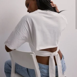 T-shirt - T-shirt som man knyter i ryggen, endast använd ett par gånger 🌸