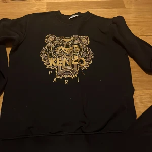 Tröja  - Fin kenzo tröja har har använt en gång men har en liten fläck som går bort med tvätten.