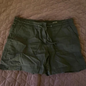 Gröna shorts  - Snygga simpla shorts med snören🥰 väldigt tuntmaterial och luftar skönt😮‍💨 