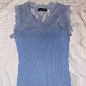 Blå topp - Säljer denna blå toppen från missäy 