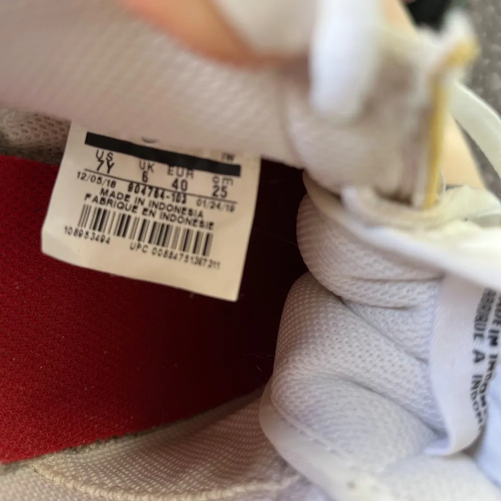 Säljer ett par fina Nike sneakers i modellen Cortez. Äkta läder. Stl 40 (men mer som cirka stl 38). Innermått cirka 25 cm. . Kengät.
