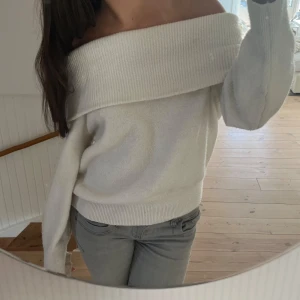 Stickad off-shoulder tröja - Vit stickad tröja, perfekt till hösten i storlek S🥰