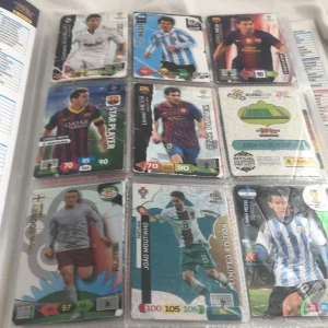 Fotbolls kort Pokémon kort - Har mycket mer fotbolls kort i bocken men kan inte ta mer en 5 bilder 