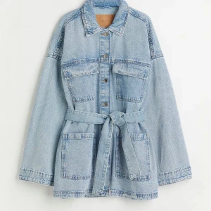 Jeansjacka med knyte - Supersnygg oversized jeansjacka med knyte! alla bilder är lånade, skriv för egna💗