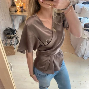 Blus - SÅÅ snygg blus man kan knyta på olika sätt❤️❤️