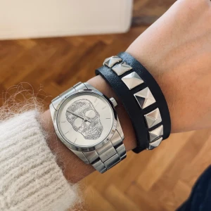 Nitarmband - Valentinoliknande armband🌟Svart läder med silvernitar ❣️