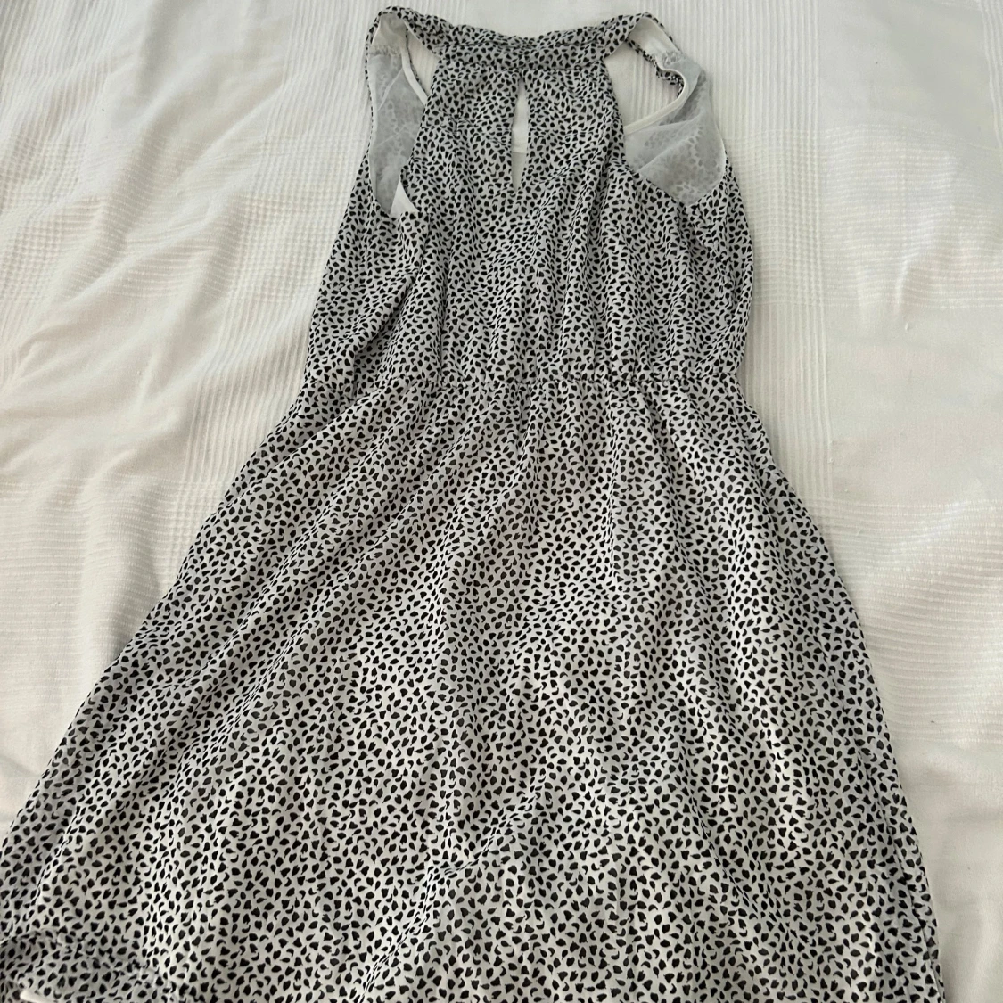 Svartvit prickig klänning från H&M - 90