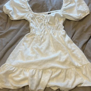 Vit klänning från Gina tricot  - Bara använd två gånger. I väldigt bra skick