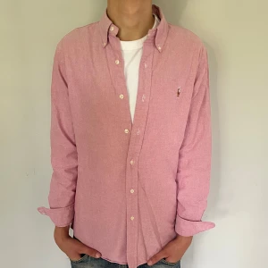 Ralph Lauren skjorta  - Jättefin Ralph lauren skjorta i top skick. Modellen på bilden är 180cm. Skriv vid fler frågor eller funderingar!