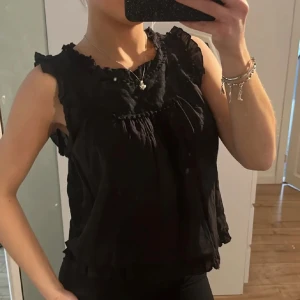 Svart blus - Kortärmad/ärmlös. 