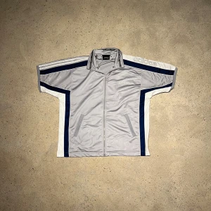 Adidas sportwear - Bra skick !! Tyvärr fattas hoodie delen :(  Fråga om ni har några frågor 😎