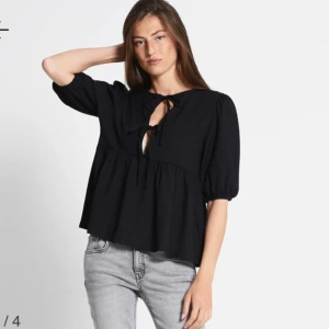 Svart topp - Säljer den här svarta blusen i jättebra skick! Använd Max 3 gånger 