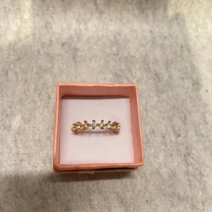 Guld ring med diamanter  - • Guld ring med diamanter från glitter  • Inte rostfri  • storlek M (17,7 mm) 