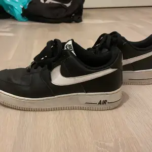 Svarta Air Force 1 Nike Skor
