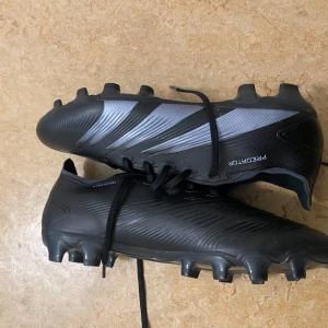 Adidas Predator League MG. Strl. 44 2/3 - Skor som var för stora för mig. Kunde ej returnera. Bara testat så dom är i nyskick. Köpt från Unisport för 899.  Prutat o klart.  