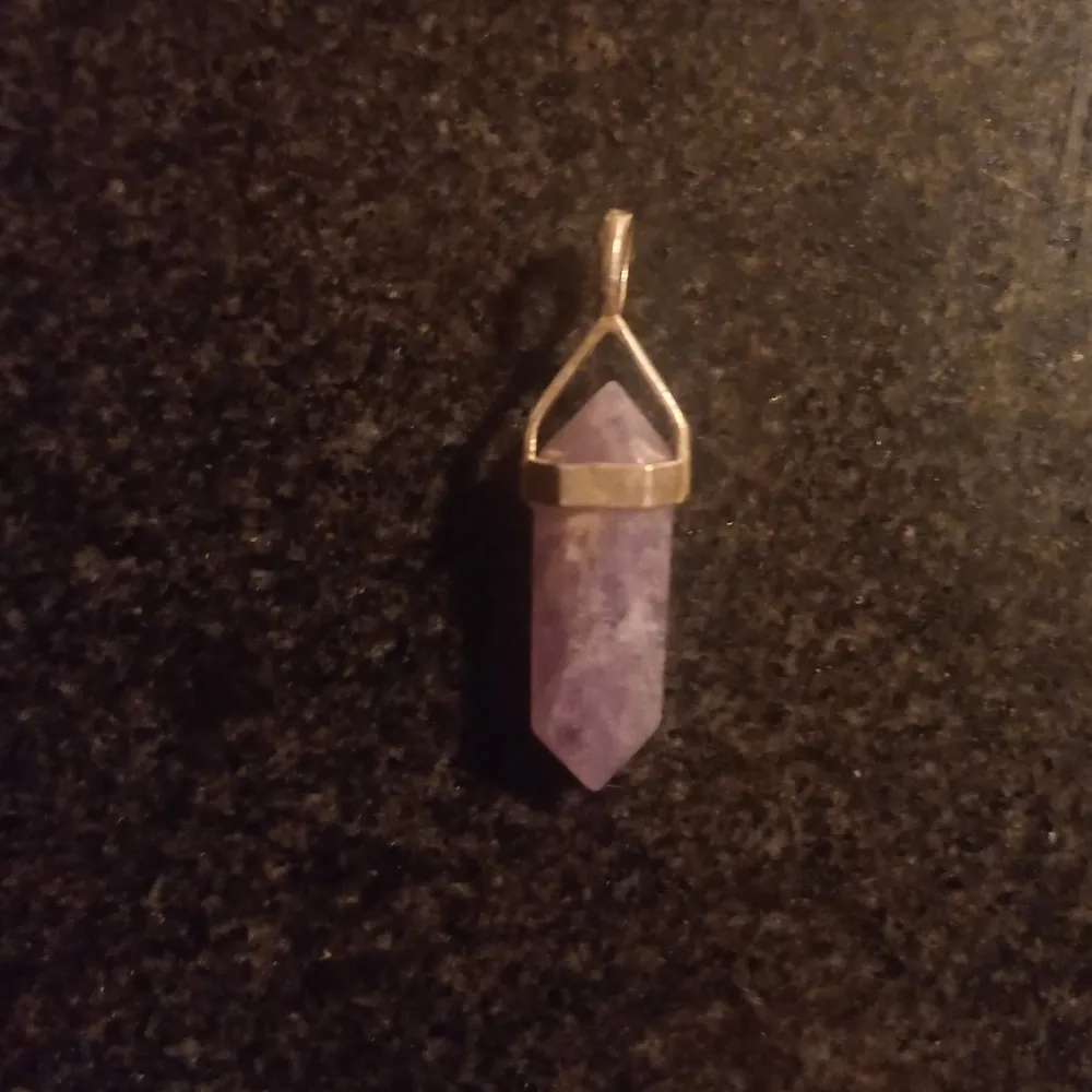 Ca. 2-3 cm lång. Silver hänge från Kristallrummet. Aldrig använt, typ helt ny. Pris kan diskuteras.. Asusteet.
