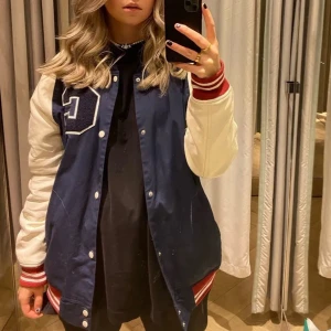 Baseball jacka  - Jättesnygg och cool baseball jacka som är köpt här på Plick för något och sedan. Storlek XL men känns mer som L🙌🏼