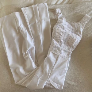 Vit jumpsuit - Köptes för att gifta mig i men blev tillslut en bröllopsklänning och denna förblev oanvänd. Jättefin, lång, kanske lite större runt bysten men inget som inte går att justera. 
