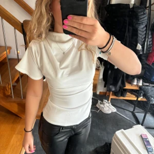 Blus - Säljer denna fina topp med lappen kvar då den inte har kommit till användning. Bara att skriva om ni vill ha mer info💕